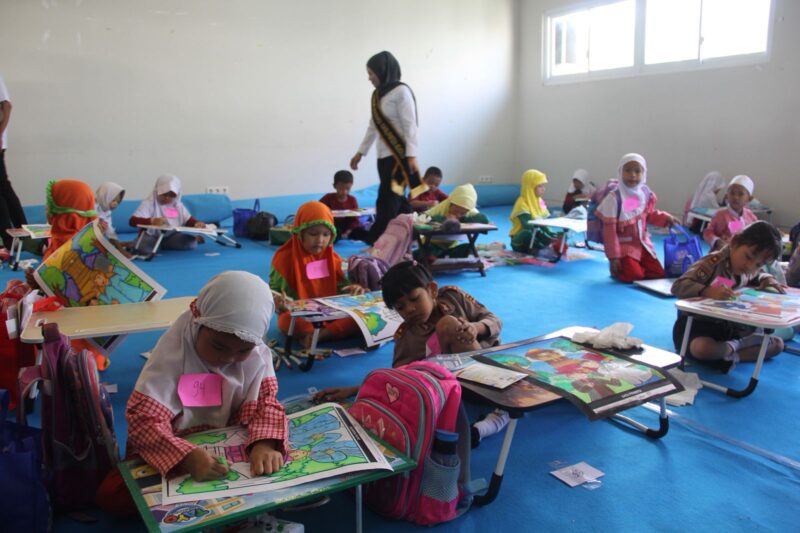 Lomba mewarnai pada Pekan Literasi Pelajar dalam rangka Hari Pers Nasional Tahun 2026 di Kabupaten Kudus. (Foto: Zonanews.id) 