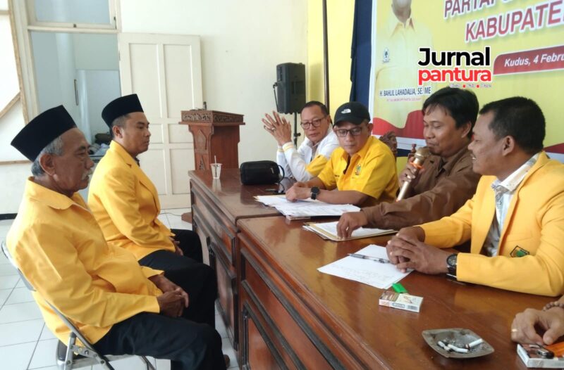 Anis Hidayat saat mendaftarkan diri ke Kantor DPD Golkar Kudus (Foto:JP)