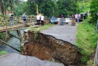Bupati Kudus Sam'ani Intakoris di lokasi jembatan ambrol (Foto:JP)