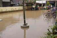 Kondisi genangan air di lingkungan SD 2 Mejobo, Kecamatan Mejobo, Kabupaten Kudus. (Foto: Istimewa)
