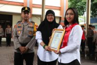 Kapolres Kudus, Ketua TRC PPA Indonesia menyerahkan piagam penghargaan (Foto:Humas Polres)