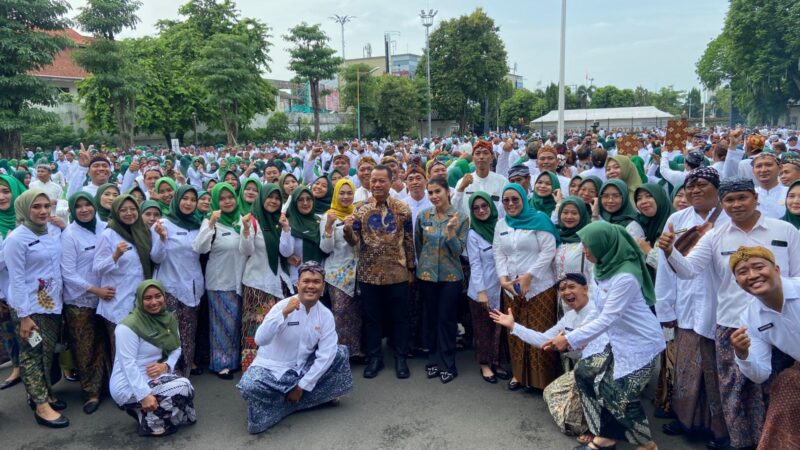 Foto bersama, usai pelantikan PPPK Paruh Waktu di lingkungan Pemkab Kudus. (Foto: J05) 