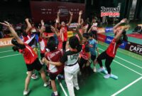 Tim PB Gading Jaya melakukan selebrasi setelah berhasil mengunci gelar juara beregu campuran U-15 pada Kejuaraan Klub Mitra PB Djarum 2026 yang berlangsung di GOR Djarum Kudus (Foto:JP)