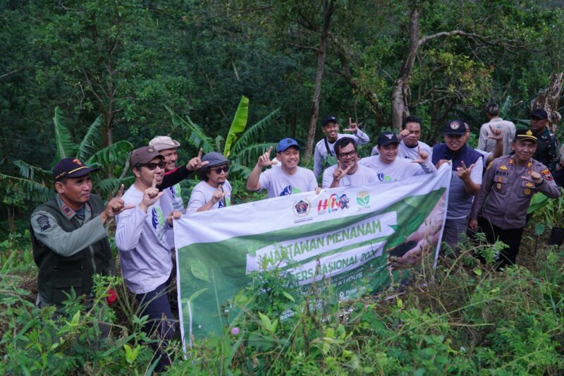PWI Kabupaten Kudus bersama Bupati Kudus Sam'ani Intakoris berfoto bersama usai menanam pohon di Lereng Muria dalam rangka Hari Pers Nasional Tahun 2026. (Foto: JP) 