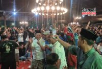 Bupati Kudus Sam'ani Intakoris bersama suporter Macan Muria merayakan gol kemenangan Persiku (Foto:JP)