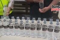 Botol berisi arak Bali berhasil diamankan personil Polsek Dawe (Foto:JP)