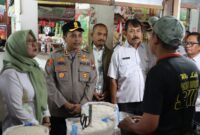 Pemantauan stok dan harga beras di Pasar Bitingan, Kabupaten Kudus. (Foto: J05/A01) 