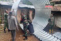Personil TNI sedang merakit silinder baja pembuatan Jembatan Armco (Foto:JP)