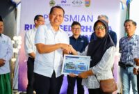 Bupati Kudus Sam'ani Intakoris simbolis menyerahkan bantuan RSLH ke warga (Foto:Kominfo)