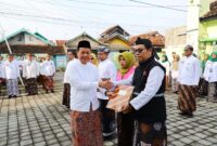 Bupati Kudus Sam’ani Intakoris memberikan penghargaan kepada para Nakes. (Foto: JP) 