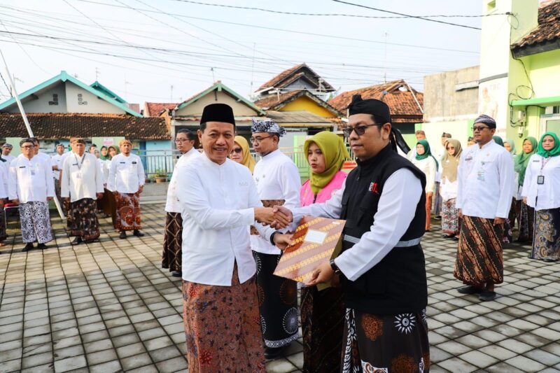 Bupati Kudus Sam’ani Intakoris memberikan penghargaan kepada para Nakes. (Foto: JP) 