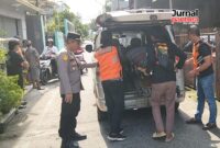 Petugas saat mengevakuasi warga yang meninggal mendadak (Foto: JP)