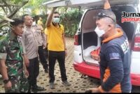 Evakuasi jenazah dari sebuah hotel di Kaliwungu Kudus (Foto:JP)