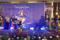 Ibu Endhah Sam’ani Intakoris meletakkan Caping Kalo sebagai simbol peluncuran tari, menandai lahirnya karya yang merepresentasikan anggun dan tangguhnya perempuan Muria. (Foto: JP)