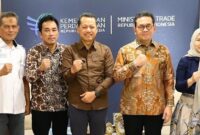 Asisten Sekda, Bupati Kudus Sam’ani Intakoris bersama Menteri Perdagangan Republik Indonesia Budi Santoso didampingi Dirjen Pengembangan Ekspor Nasional Kementerian Perdagangan Fajarini Puntodewi (Foto:Kominfo Kudus)