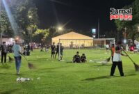Petugas kebersihan saat membersihkan sampah usai laga Persiku Vs Persipal. (Foto: JP)