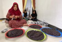 Nur Saah menyebut produksi madu mongso jelang Lebaran naik drastis. (Foto: J05) 