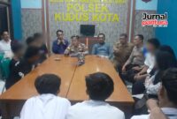 Kapolsek Kudus Kota AKP Subkhan mengundang orang tua beserta 21 remaja pelaku tawuran (Foto:JP)