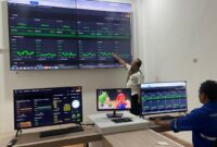 Pemantauan Jaringan Air di ruang Geo Controller PDAM Tirta Muria Kabupaten Kudus. (Foto: J05) 