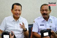 Bupati Kudus, Sam’ani Intakoris didampingi Kepala Disdikpora Kudus, Harjuna Widada. (Foto: J02)
