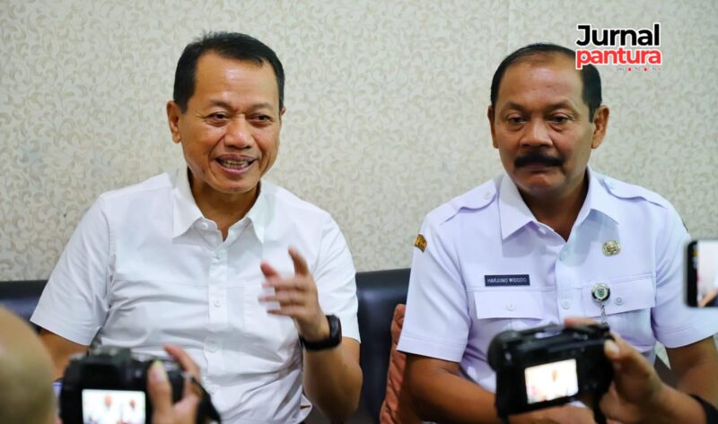 Bupati Kudus, Sam’ani Intakoris didampingi Kepala Disdikpora Kudus, Harjuna Widada. (Foto: J02) 
