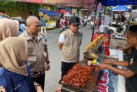 Pengecekan sampel jajanan di Kampung Ramadan Desa Demaan, Kecamatan Kota, Kabupaten Kudus. (Foto: J05)