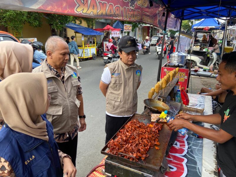 Pengecekan sampel jajanan di Kampung Ramadan Desa Demaan, Kecamatan Kota, Kabupaten Kudus. (Foto: J05) 