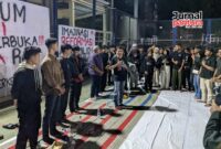 Presiden Badan Eksekutif Mahasiswa Universitas Gadjah Mada (BEM UGM), Tiyo Ardianto, menyerukan pentingnya membangun imajinasi “Revolusi Jilid 2” dalam sebuah Forum Diskusi Terbuka yang digelar di Lapangan Basket Universitas Muria Kudus, Rabu, 4/3/2026 malam. (Foto: JP) 