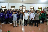 Foto bersama, Bupati Kudus Sam’ani Intakoris bersama para mahasiswa peserta dialog. (Foto: Istimewa) 