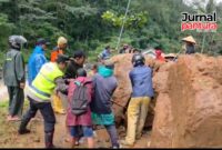 Petugas, warga dan relawan bahu membahu membersihkan material longsor secara manual (Foto:JP)