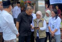 Kepala Perum Bulog Kanwil Jawa Tengah, Sri Muniarti, saat mendampingi Gubernur Jateng Ahmad Luthfi di Pasar Baru, Kabupaten Kudus. (Foto: J05) 