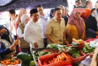 Bupati Kudus Sam'ani Intakoris mendampingi Mendag Budi Santoso dan Gubernur Jateng Achmad Luthfi di Pasar Baru (Foto:JP)