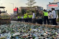 Kapolres Kudus AKBP Heru Dwi Purnomo dan Bupati Sam'ani Intakoris simbolis memecahkan botol miras (Foto:JP)