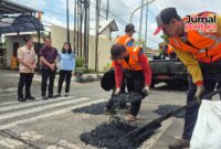 Bupati Kudus Sam'ani Intakoris, Wakil Bupati Bellinda Birton didampingi Kepala Dinas PUPR Harry Wibowo meninjau perbaikan jalan (Foto:JP)