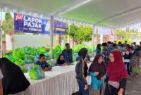 Warga menyerbu Gebyar Pasar Murah di halaman Kantor Kecamatan Mejobo, Kabupaten Kudus. (Foto: JP) 