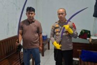 Kapolsek Gebog AKP Siswanto menunjukan senjata tajam (Foto:Humas Polres Kudus)