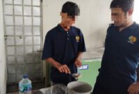 Warga binaan Rutan Kelas IIB Kudus membuat jajanan Gapit saat Ramadan. (Foto: JP) 