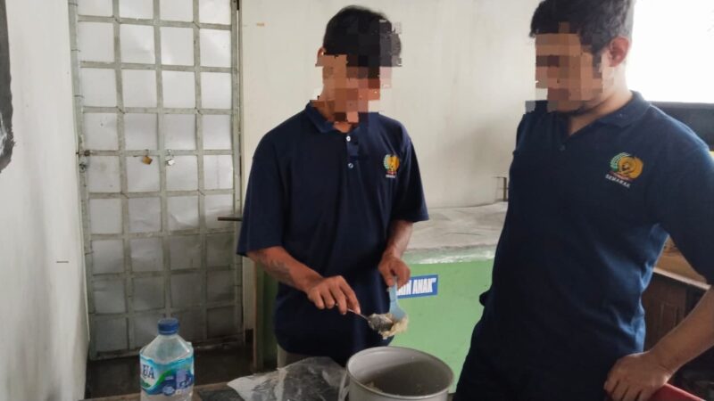Warga binaan Rutan Kelas IIB Kudus membuat jajanan Gapit saat Ramadan. (Foto: JP) 