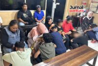 Remaja peserta pesta miras sungkem ke orang tua di Polsek Jati (Foto:JP)