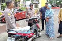 Keluarga mengambil motor Suzuki Smash di Mapolsek Kudus Kota (Foto:JP)