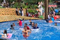 Wisata kolam renang di di Pijar Park, Kabupaten Kudus. (Foto: J02) 