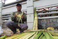 Penjualan janur di depan Pasar Bitingan, Kabupaten Kudus. (Foto: J05) 
