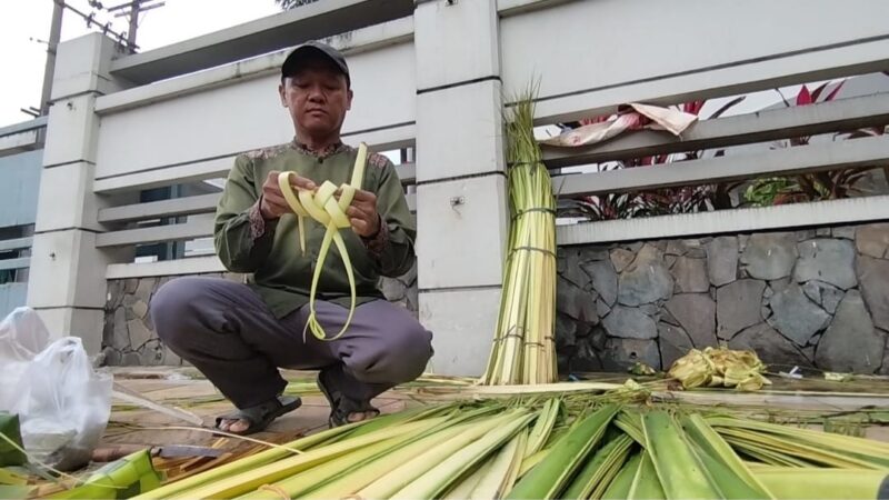 Penjualan janur di depan Pasar Bitingan, Kabupaten Kudus. (Foto: J05) 