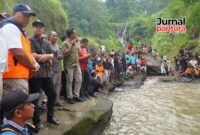 Bupati Witiarso memimpin evakuasi dua remaja yang tenggelam di Air Terjun Watu Bobot (Foto:JP)