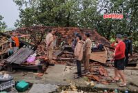 Hujan dan angin rumah warga Terangmas Undaan roboh (Foto:JP)