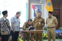 Bupati Kudus Sam'ani Intakoris didampingi Ketua DPRD Masan dan disaksikan Gubernur Jateng Achmad Luthfi serta Wagub Taj Yasin (Foto:Kominfo)