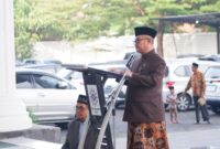 Mendikdasmen RI sekaligus Sekretaris PP Muhammadiyah, Prof. Abdul Mu'ti saat menyampaikan khotbah usai pelaksanaan salat Id di Crystal Building UMKU, Jumat (20/03/2026). (Foto: JP)