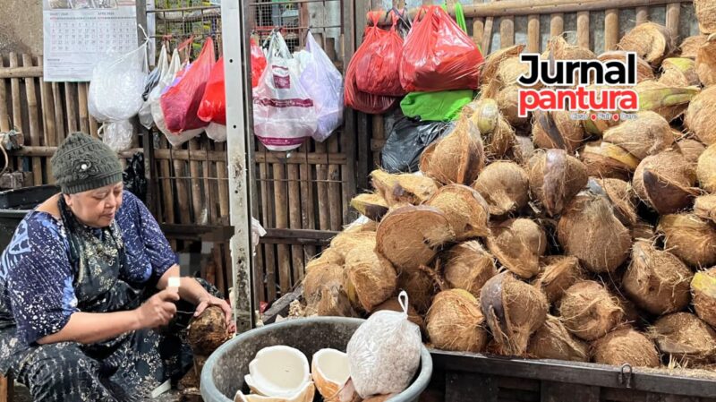 Atmirah, pedagang kelapa di Pasar Kliwon Kudus. (Foto: JP)