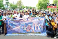 Foto bersama Bupati Kudus, Sam'ani Intakoris dan Forkopimda serta pihak swasta bersama warga Kudus yang mengikuti program Balik Rantau Gratis Bareng Pemkab Kudus di halaman Pendapa Kabupaten pada Sabtu pagi (28/03/2026). (Foto: JP)