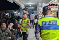Kanit Gakkum Satlantas Polres Kudus, Ipda Moh Ja'far saat bertugas ketika Operasi Ketupat Candi 2026 di Kudus berlangsung. (Foto:JP)